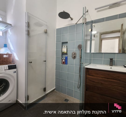 מקלחת עם אריחים כחולים, ראש מקלחת ודלת זכוכית